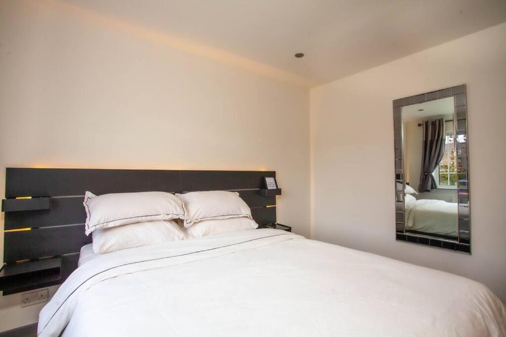 Three Bedroom House, Driveway, Bracknell Centre Екстериор снимка