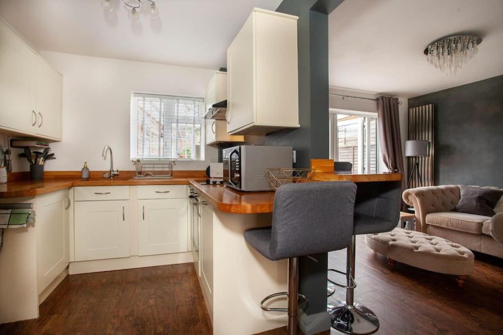 Three Bedroom House, Driveway, Bracknell Centre Екстериор снимка
