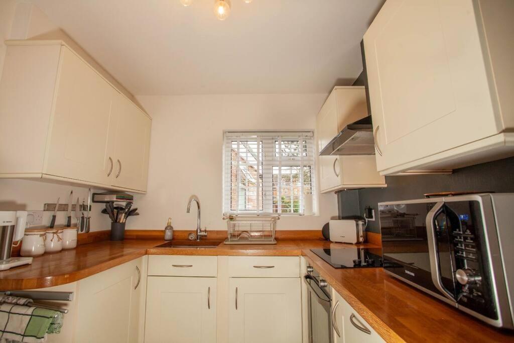 Three Bedroom House, Driveway, Bracknell Centre Екстериор снимка