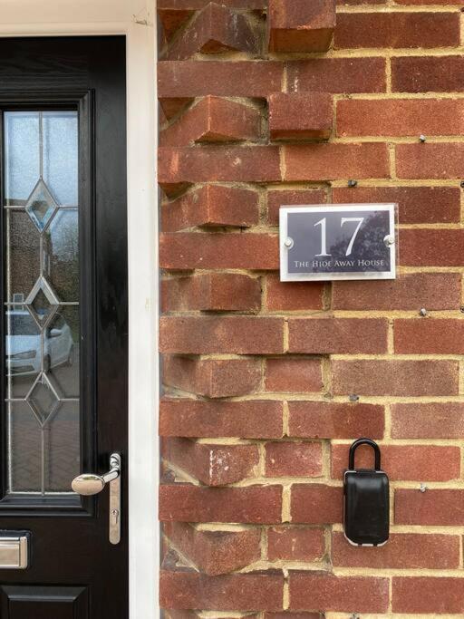 Three Bedroom House, Driveway, Bracknell Centre Екстериор снимка