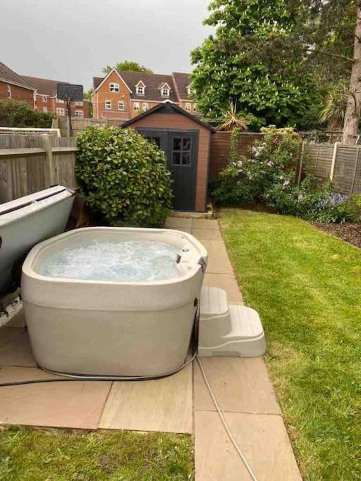 Three Bedroom House, Driveway, Bracknell Centre Екстериор снимка