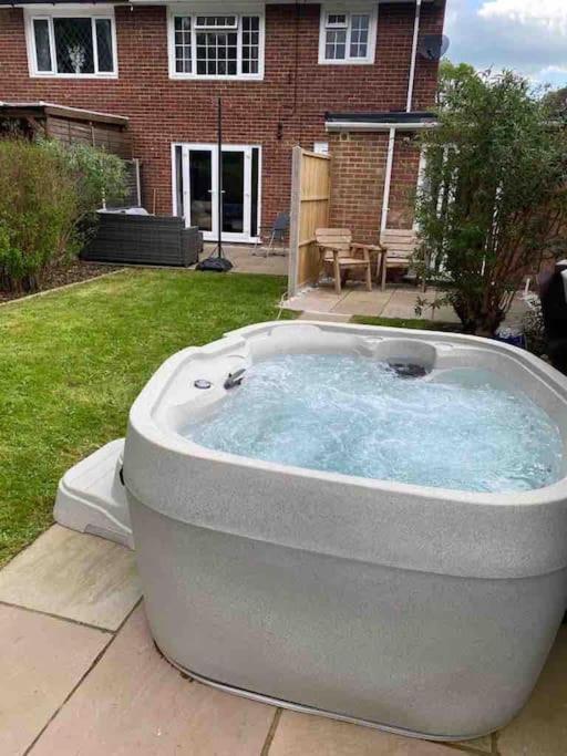 Three Bedroom House, Driveway, Bracknell Centre Екстериор снимка